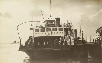 4885 De veerboot Koningin Wilhelmina van de Provinciale Stoombootdienst liggende in de Buitenhaven te Vlissingen