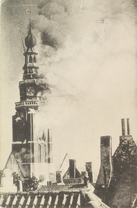 4898 Brand van de St Jacobskerk met toren op 5 September 1911 te Vlissingen. Gezicht op de brandende Sint Jacobstoren ...