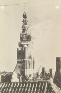 4899 Brand van de St Jacobskerk met toren op 5 September 1911 te Vlissingen. Gezicht op de brandende Sint Jacobstoren ...