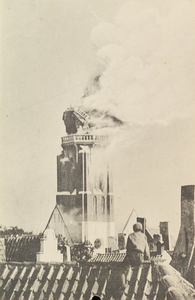 4900 Brand van de St Jacobskerk met toren op 5 September 1911 te Vlissingen. Gezicht op de brandende Sint Jacobstoren ...