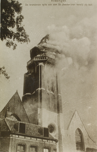 4901 Vlissingen De brandende spits van den St. Jacobstoren terwijl zij valt. Gezicht op de brandende Sint Jacobstoren ...