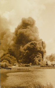 4904 De brand van het complex van de de Nederlandse Petroleum- en Asphaltmaatschappij Nedpam te Vlissingen in juli 1924
