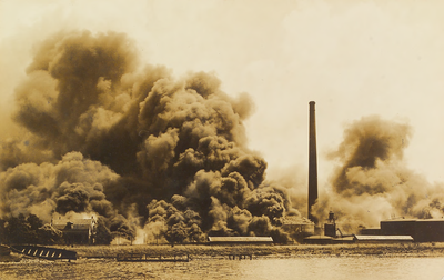 4908 De brand van het complex van de Nederlandse Petroleum- en Asphaltmaatschappij Nedpam te Vlissingen in juli 1924