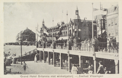 4928 Grand Hotel Britannia met winkelgalarij - Zeebad Vlissingen. Gezicht op een gedeelte van Boulevard Evertsen te ...