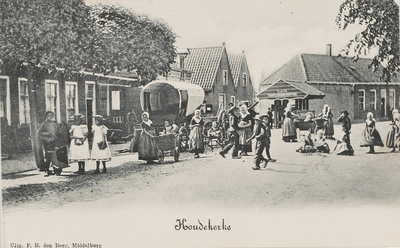 493 Koudekerke. Spelende jeugd op het Dorpsplein te Koudekerke met links een huifkar. Op de achtergrond de travalje
