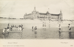 4930 Grand Hôtel Vlissingen. Gezicht op het Grand Hotel Britannia aan Boulevard Evertsen te Vlissingen, met op de ...