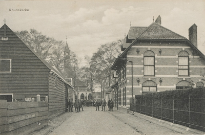 494 Koudekerke. Gezicht op de Brouwerijstraat te Koudekerke met poserende militairen en rechts de dokterwoning. Op de ...
