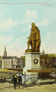 4966 Standbeeld van M. A. de Ruijter, met zijn kanonnen. Vlissingen. Het standbeeld van Michiel Adriaanszoon de Ruyter ...
