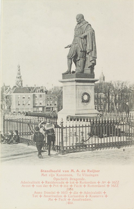 4975 Standbeeld van M. A. de Ruijter Met zijn Kanonnen. Te Vlissingen. Het standbeeld van Michiel Adriaanszoon de ...