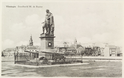 4985 Vlissingen Standbeeld M. de Ruyter. Het standbeeld van Michiel Adriaanszoon de Ruyter op het Keizersbolwerk te ...