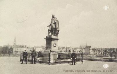 4990 Vlissingen, Boulevard met standbeeld de Ruijter. Het standbeeld van Michiel Adriaanszoon de Ruyter op het ...