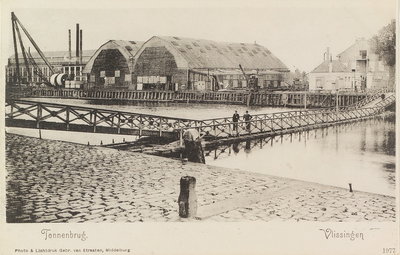 5037 Tonnenbrug. Vlissingen. Gezicht op de tonnenbrug met daarachter een deel van de scheepswerf te Vlissingen