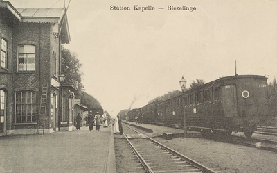 5079 Station Kapelle - Biezelinge. Gezicht op het station en een stilstaande trein in Kapelle-Biezelinge
