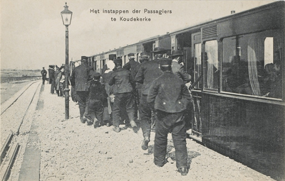 508 Het instappen der Passagiers te Koudekerke. Passagiers stappen op de stoomtram bij Koudekerke