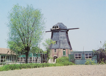 5109 Driewegen (Zld.) De Grenadier . Gezicht op de windkorenmolen De Grenadier aan de Wolfshoekseweg in Driewegen. ...