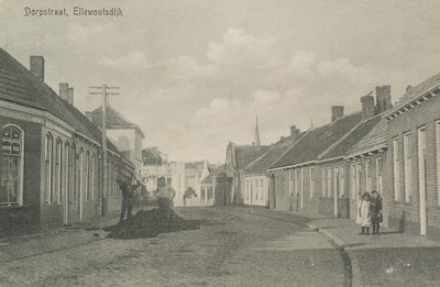 5115 Dorpstraat, Ellewoutsdijk. Gezicht op de Dorpsstraat in Ellewoutsdijk, met links een kruidenierswinkel