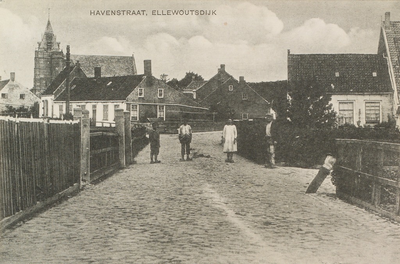 5121 Havenstraat, Ellewoutsdijk. Gezicht op de Havenstraat in Ellewoutsdijk, met op de achtergrond de Nederlandse ...