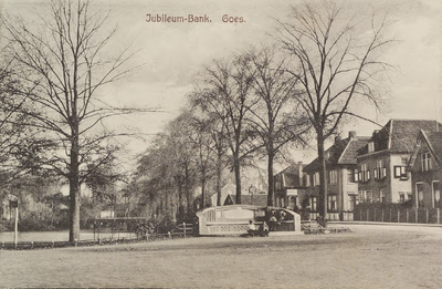 5163 Jubileum-Bank. Goes. Gezicht op de Jubileumbank op de Dam te Goes; rechts de Jacob Valckestraat