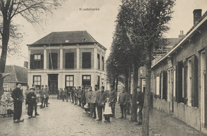 518 Koudekerke. Poserende militairen en dorpelingen bij het gemeentehuis aan het Dorpsplein te Koudekerke