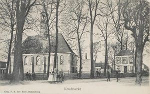 524 Koudekerke. Het Dorpsplein te Koudekerke met de Nederlandse Hervormde kerk vanaf de zuidzijde gezien. Op de ...