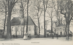 524 Koudekerke. Het Dorpsplein te Koudekerke met de Nederlandse Hervormde kerk vanaf de zuidzijde gezien. Op de ...