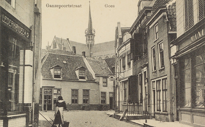5255 Ganzepoortstraat Goes. Gezicht op de Ganzepoortstraat in Goes in de richting van de Maria Magdalenakerk, met links ...
