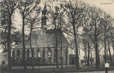 527 Koudekerke. De Ned. Herv. kerk van Koudekerke op het Dorpsplein van de noordzijde gezien