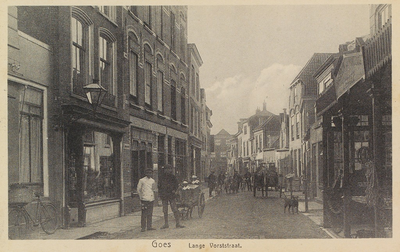 5282 Goes Lange Vorststraat. Gezicht op de Lange Vorststraat in Goes in de richting van de Ganzepoortstraat, met rechts ...