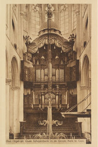 5383 Oud Orgel- en Oude Schepenbank in de Groote Kerk te Goes. Interieur van de Maria Magdalenakerk in Goes, met het ...