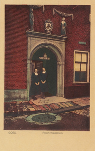 5435 Goes. Poort Weeshuis. Poort van het weeshuis aan de Singelstraat in Goes, met twee poserende weesmeisjes