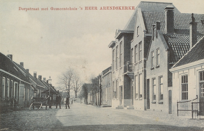 5517 Dorpstraat met Gemeentehuis 's Heer Arendskerke. Gezicht op de Dorpsstraat in 's-Heer Arendskerke, met rechts het ...