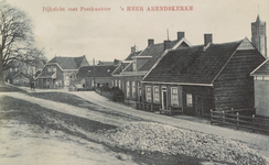 5525 Dijkzicht met Postkantoor 's Heer Arendskerke. Gezicht op de straat in 's-Heer Arendskerke waaraan het postkantoor ...