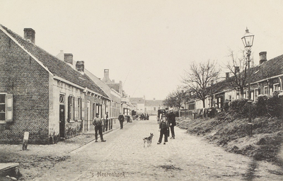5534 's-Heerenhoek. Gezicht op de Heerenstraat in 's-Heerenhoek met rechts de huizen op de Kuipersdijk