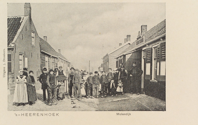 5539 's-Heerenhoek Molendijk. Gezicht op de Molendijk in 's-Heerenhoek, met rechts het café In Het Wapen en op de ...