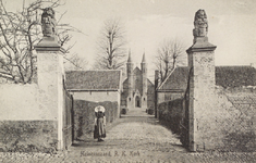 5554 Heinkenszand, R. K. Kerk. Gezicht op de poort met leeuwen als houders van wapenschilden met gekroonde monogrammen, ...