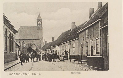 5559 Hoedekenskerke Kerkstraat. Gezicht op de Kerkstraat in Hoedekenskerke in de richting van de Nederlandse Hervormde kerk