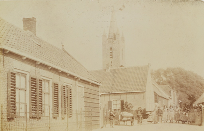 5576 Gezicht op een straat in Kapelle, met op de achtergrond de toren van de Nederlandse Hervormde kerk