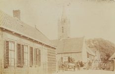 5576 Gezicht op een straat in Kapelle, met op de achtergrond de toren van de Nederlandse Hervormde kerk