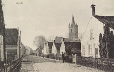 5577 Kapelle. Gezicht op een straat in Kapelle, met op de achtergrond de Nederlandse Hervormde kerk