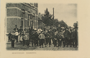 5662 Krabbendijke. Noordweg. Een groep personen poseert voor het post- en telegraafkantoor aan de Noordweg in Krabbendijke