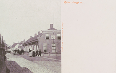 5682 Kruiningen. Gezicht op het gemeentehuis op de hoek van de Markt en de Dorpsstraat in Kruiningen