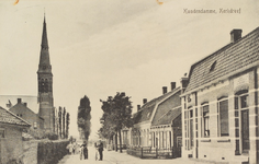 5714 Kwadendamme, Kerkdreef. Gezicht op de Kerkdreef in Kwadendamme, met links de rooms-katholieke kerk en de pastorie