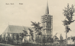 5732 Herv. Kerk Nisse. Gezicht op de Nederlandse Hervormde kerk in Nisse, waarvan de toren in de steigers staat