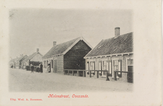 5752 Molenstraat, Ovezande. Gezicht op de Hoofdstraat te Ovezande. Het rechtse huis is later afgebroken om de weg naar ...