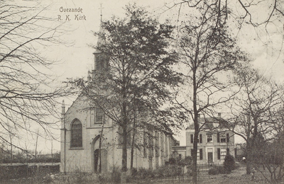 5762 Ovezande R. K. Kerk. Gezicht op de rooms-katholieke zaalkerk in Ovezande met bijbehorende pastorie uit 1870