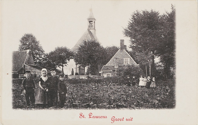 577 St. Laurens Groet uit. Poserende kinderen in een tuin met op de achtergrond de Ned. Herv. kerk te Sint Laurens