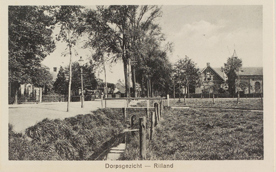 5773 Dorpsgezicht - Rilland. Gezicht op de Dorpsweg met de Nederlandse Hervormde kerk en bijbehorende pastorie in ...