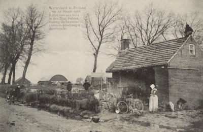 5781 Watervloed in Zeeland op 12 Maart 1906 Ruïne van een huis in den Eng. Polder, waarop de bewoner 5 uren in ...