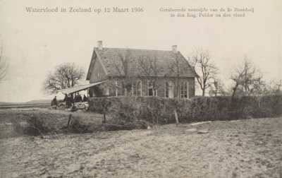 5782 Watervloed in Zeeland op 12 Maart 1906 Geruïneerde voorzijde van de 2e Boerderij in den Eng. Polder na den vloed. ...