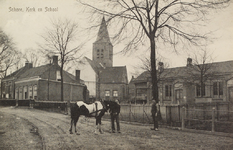 5802 Schore, Kerk en School. Gezicht op de openbare lagere school en de Nederlandse Hervormde kerk in Schore